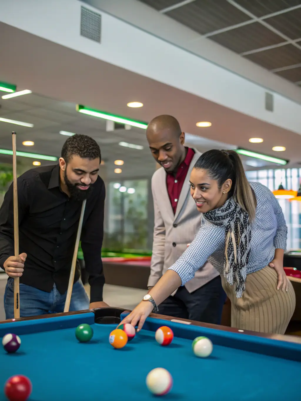 A diverse group of members participating in a billiards workshop at BCB BILLARD CLUB BAIGNOIS, emphasizing inclusive activities.